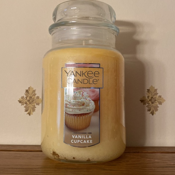 Yankee Candle Vanilla Cupcake Large Jar - Picture 1 of 10